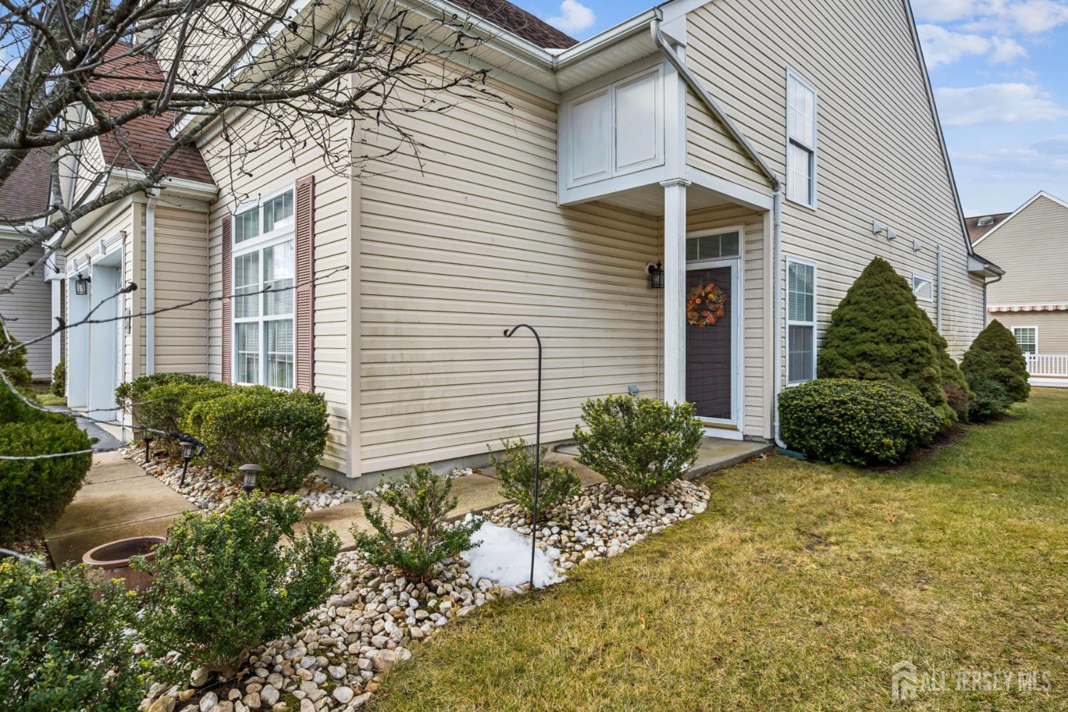 6 Holly Manor Court Helmetta, NJ 08828 - Photo 2 of 25