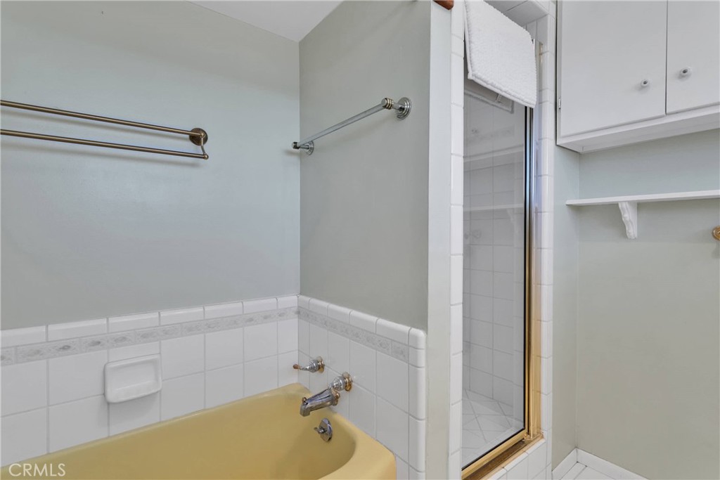 19955 Chickasaw Road Apple Valley, CA 92307 - Photo 27 of 60 a bathroom with a tub and shower