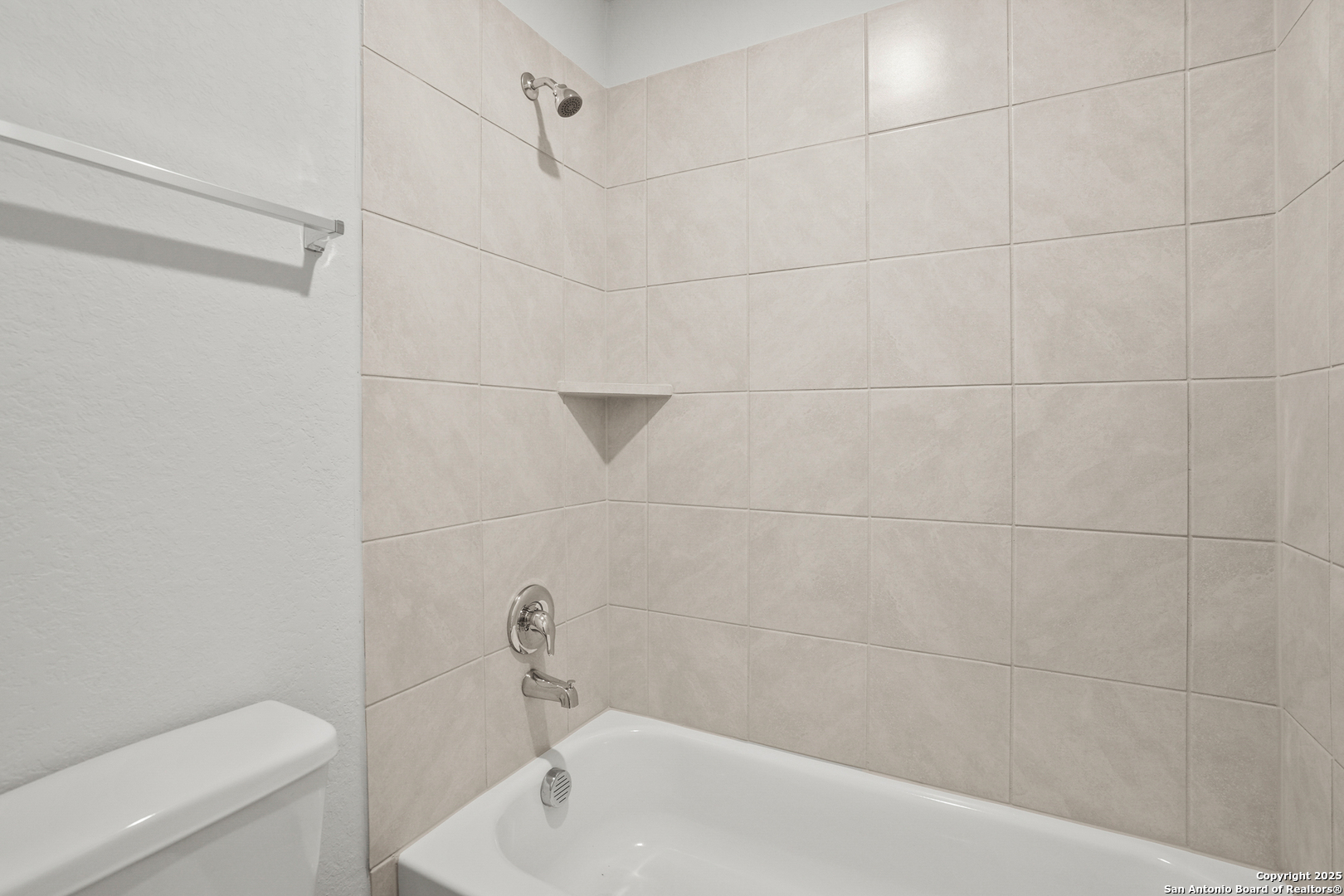 13636 Helton Pass St. Hedwig, TX 78152 - Photo 19 of 34 a bathroom with a bathtub and toilet
