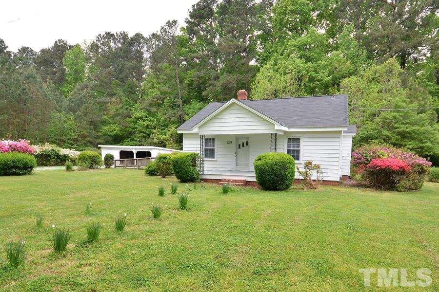 a view of a house with backyard
