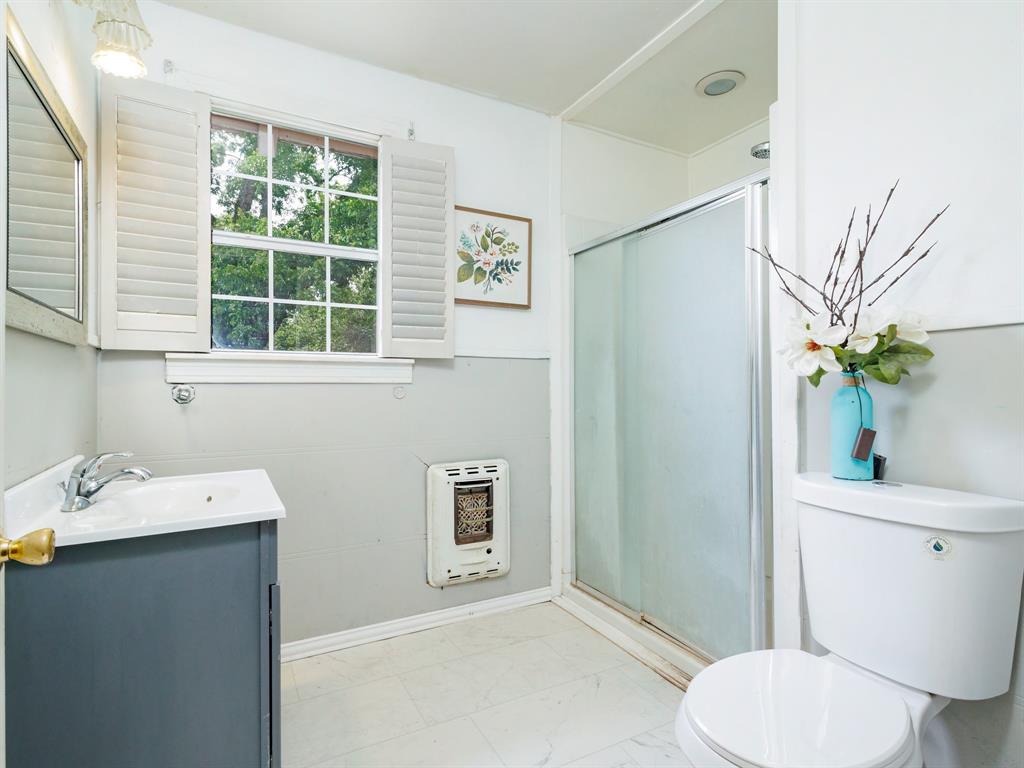 510 South Main Street Rising Star, TX 76471 - Photo 38 of 40 a bathroom with a toilet sink and tub