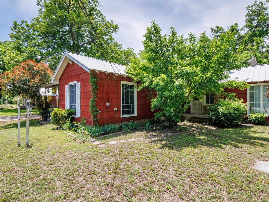 510 South Main Street Rising Star, TX 76471 - Photo 5 of 40 a backyard of a house with plants and large tree