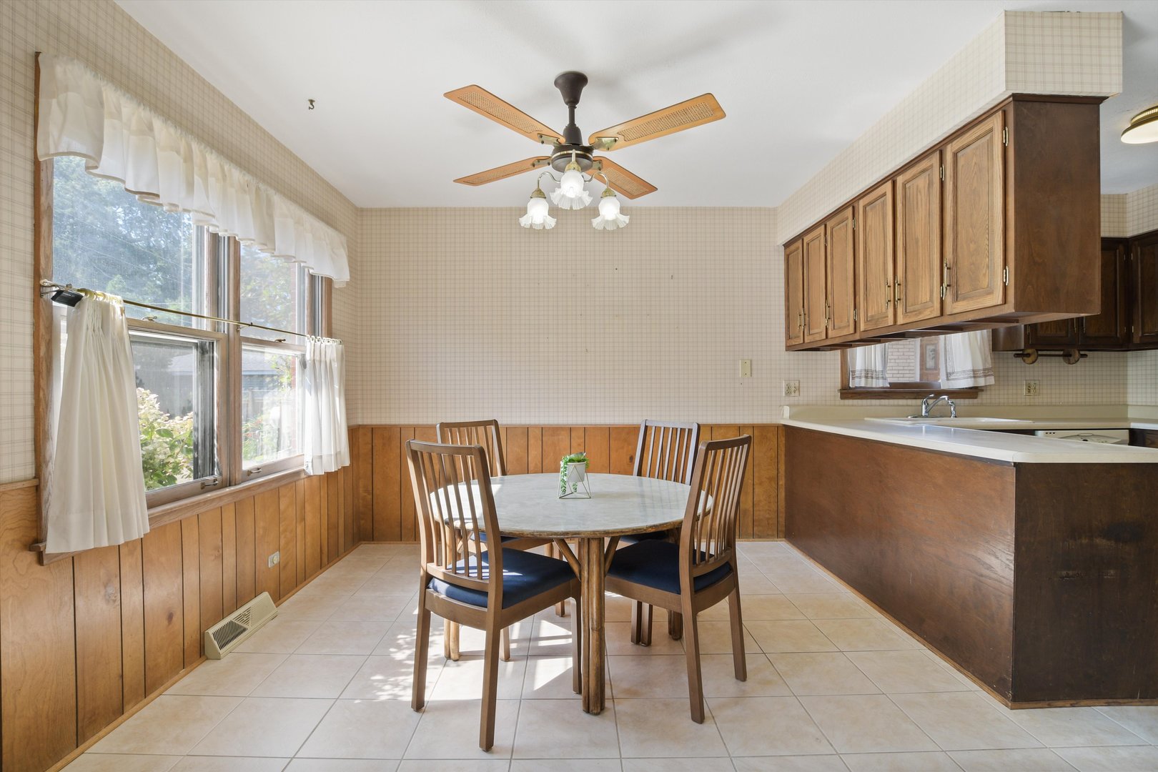 1314 Good Avenue Park Ridge, IL 60068 - Photo 9 of 37