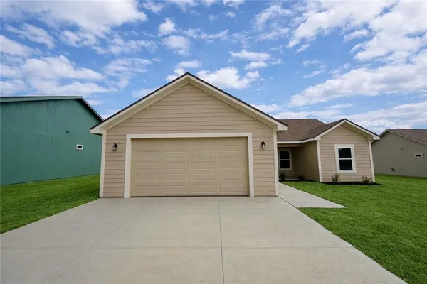 $300,000 | 1305 Northeast Redwood Court, Oak Grove, MO 64075