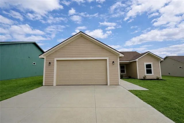 $300,000 | 1305 Northeast Redwood Court, Oak Grove, MO 64075