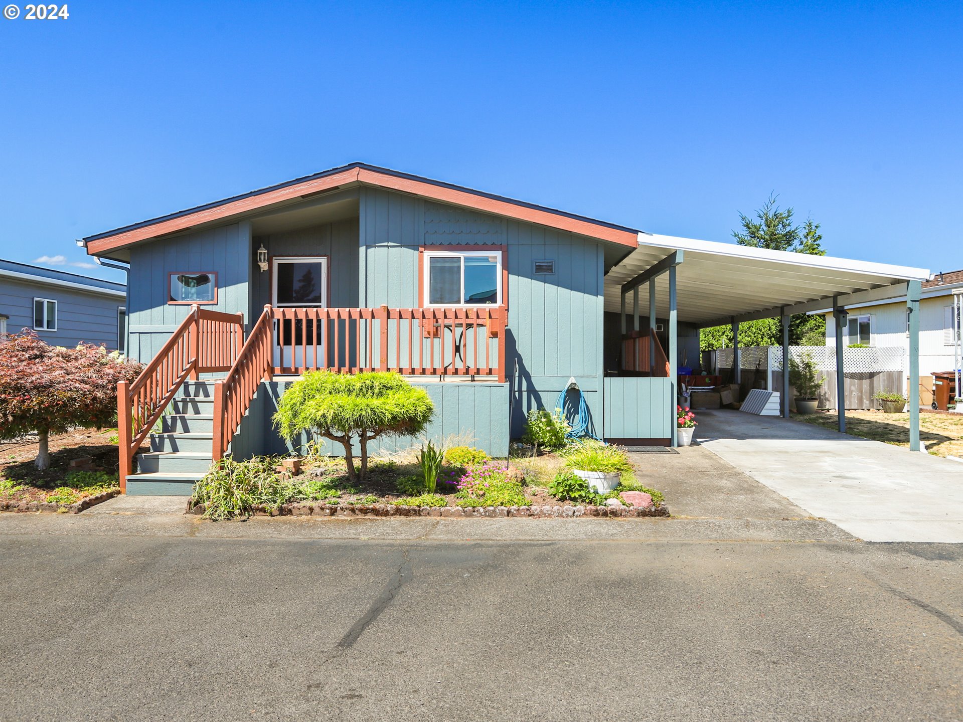 900 Northeast Francis Avenue Gresham, OR 97030 - Photo 1 of 16 a house with a outdoor space