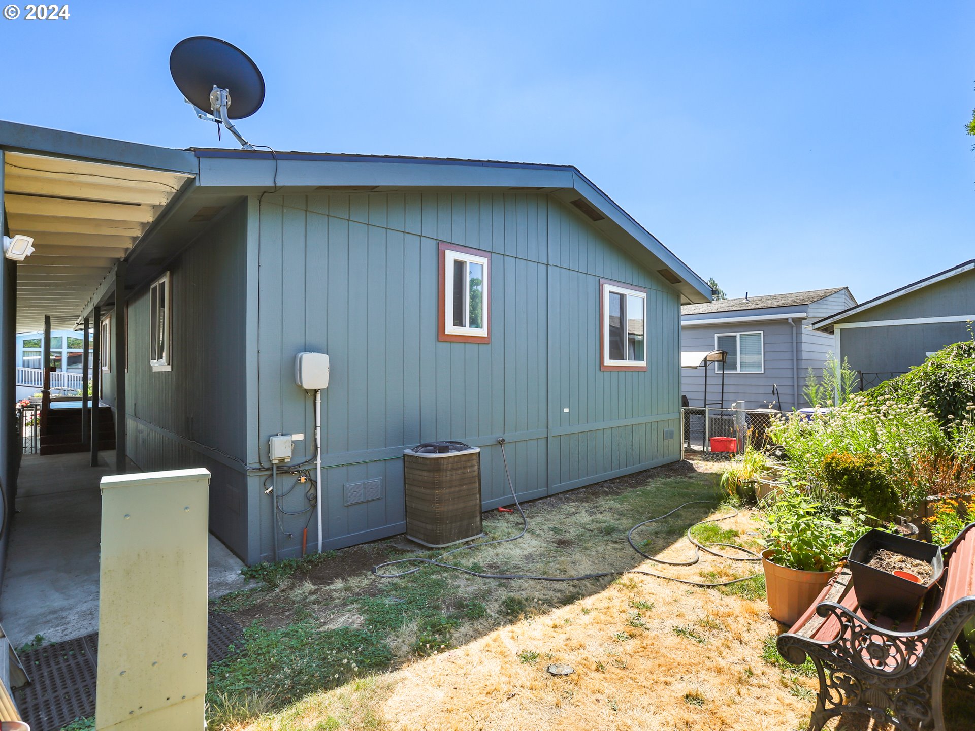 900 Northeast Francis Avenue Gresham, OR 97030 - Photo 12 of 16 a backyard of a house with table and chairs