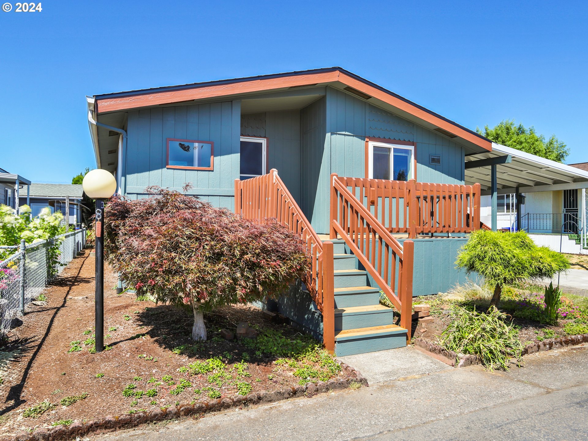 900 Northeast Francis Avenue Gresham, OR 97030 - Photo 2 of 16 a front view of a house with a yard