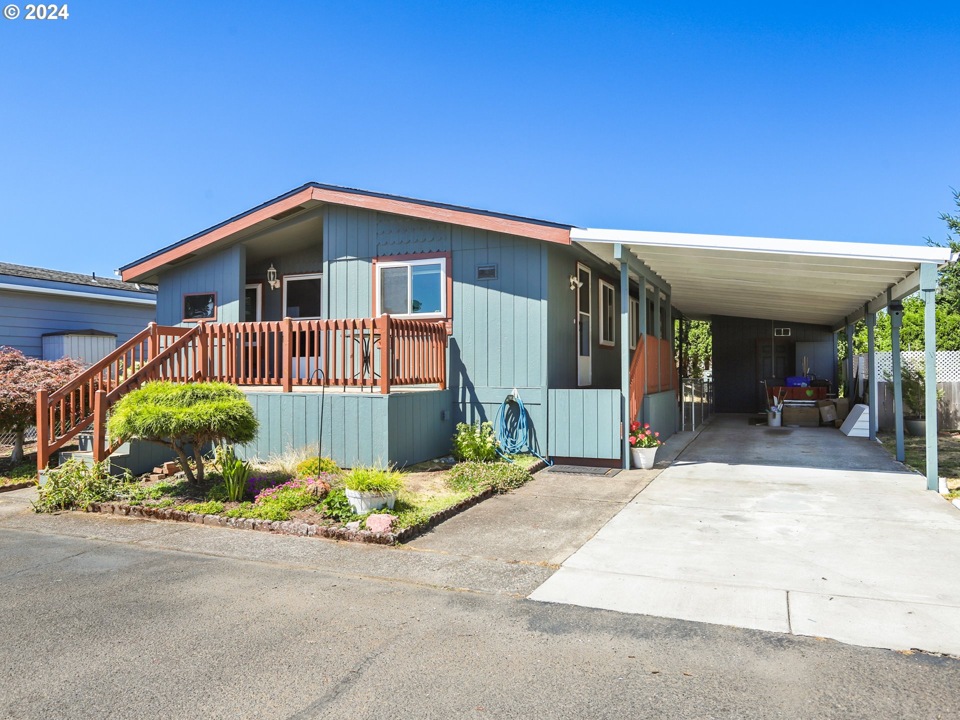 900 Northeast Francis Avenue Gresham, OR 97030 - Photo 3 of 16 a front view of a house with a yard