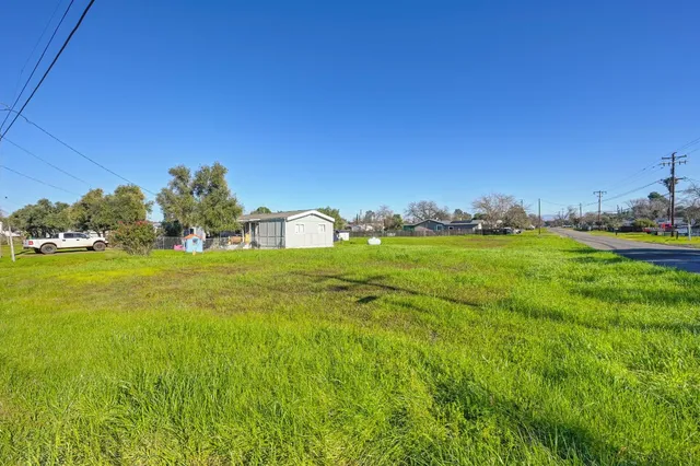 a view of a yard with a house in the background