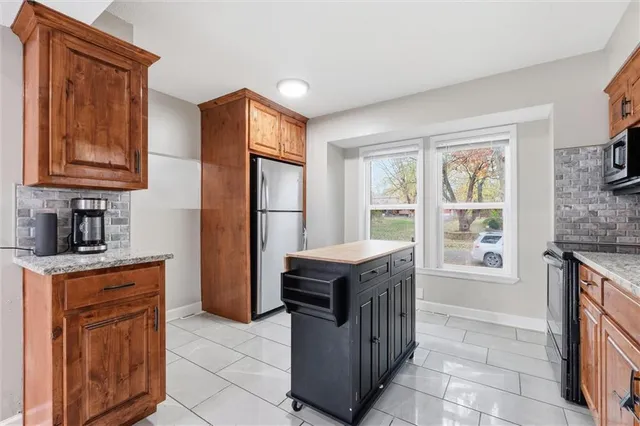 $305,000 | 302 Southeast Flagstone Street, Lee's Summit, MO 64063