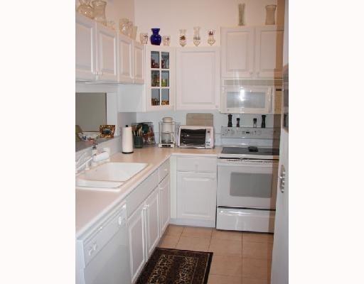 8388 Via Leonessa Boca Raton, FL 33433 - Photo 6 of 38 Kitchen with Matching White Appliances