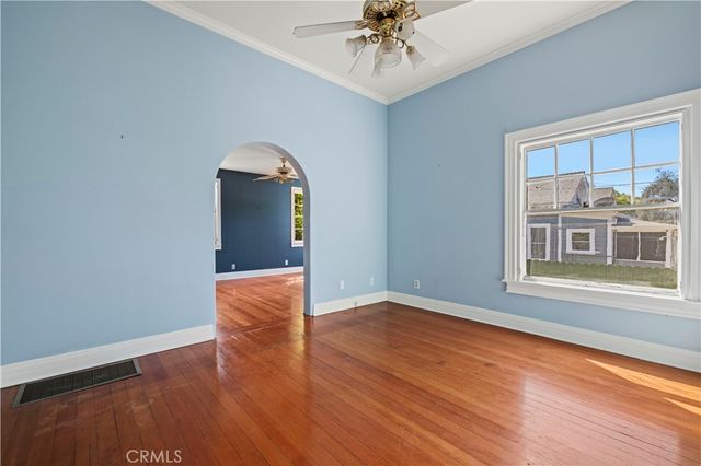 a view of yard with tree