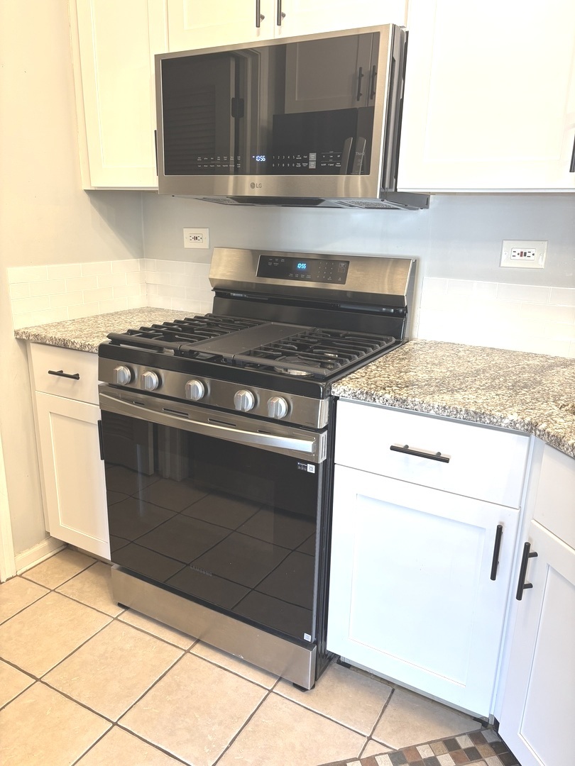268 Windsor Court, Unit D South Elgin, IL 60177 - Photo 11 of 21 a stove top oven sitting inside of a kitchen