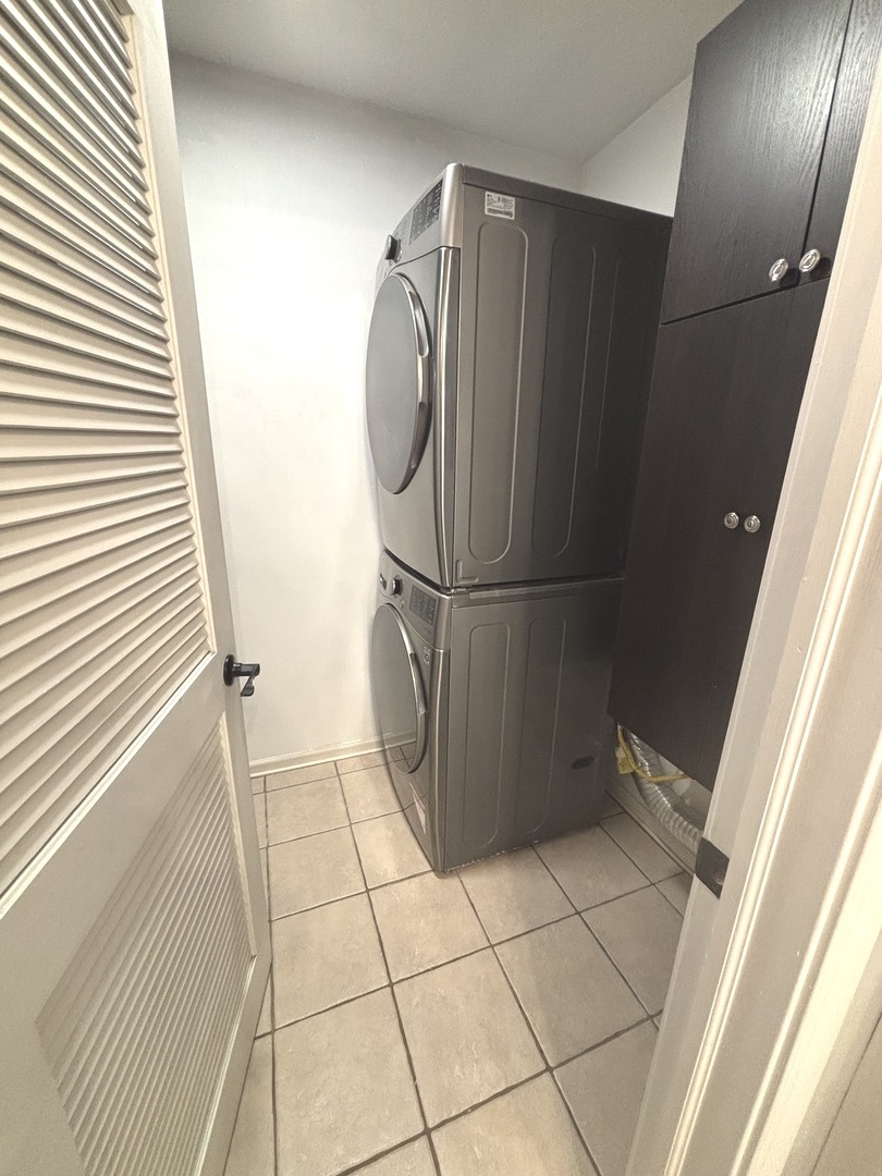 268 Windsor Court, Unit D South Elgin, IL 60177 - Photo 12 of 21 a bathroom with a granite countertop shower and a sink