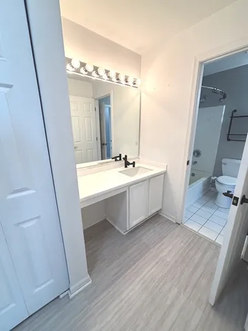 $2,200 | 268 Windsor Court, Unit D, South Elgin, IL 60177