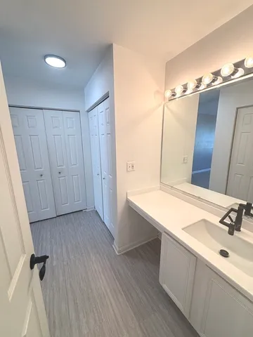 $2,200 | 268 Windsor Court, Unit D, South Elgin, IL 60177