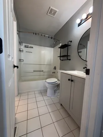 $2,200 | 268 Windsor Court, Unit D, South Elgin, IL 60177