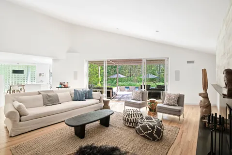 $3,495,000 | 23 Woodedge Circle, Amagansett, NY 11930