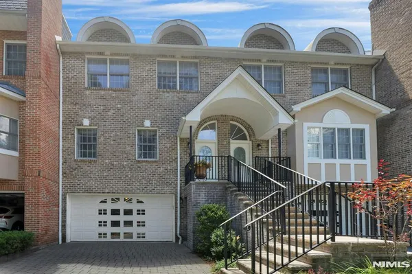 $989,000 | 143 Stonegate Trail, Unit 44, Cresskill, NJ 07626