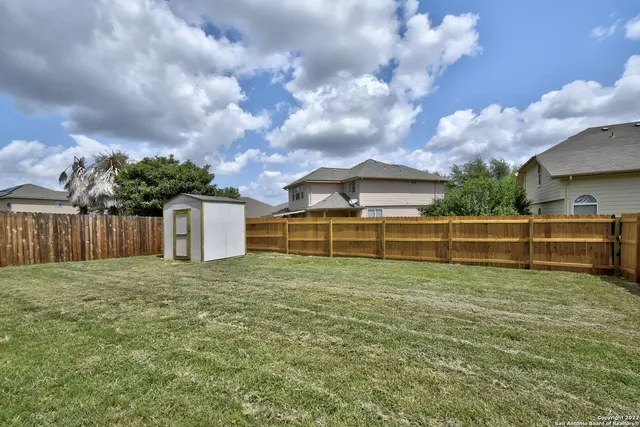 a view of a backyard