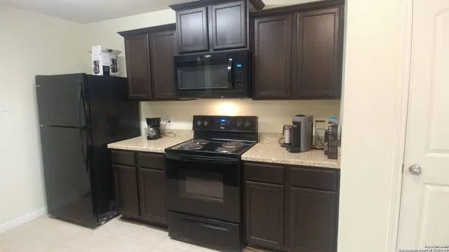 $1,300 | 6739 Sabinal, San Antonio, TX 78252