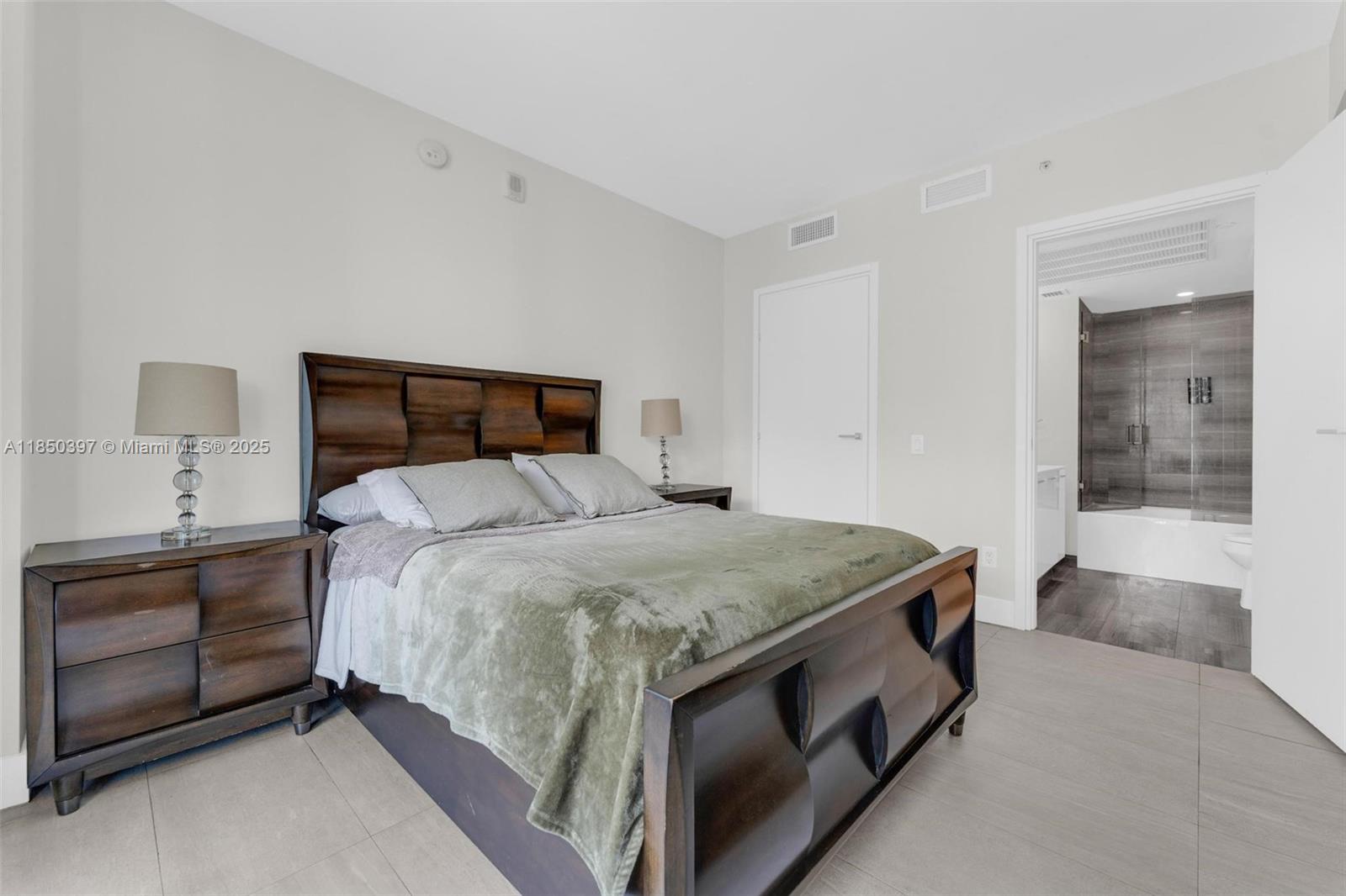 1300 Brickell Bay Drive, Unit 2511 Miami, FL 33131 - Photo 13 of 30