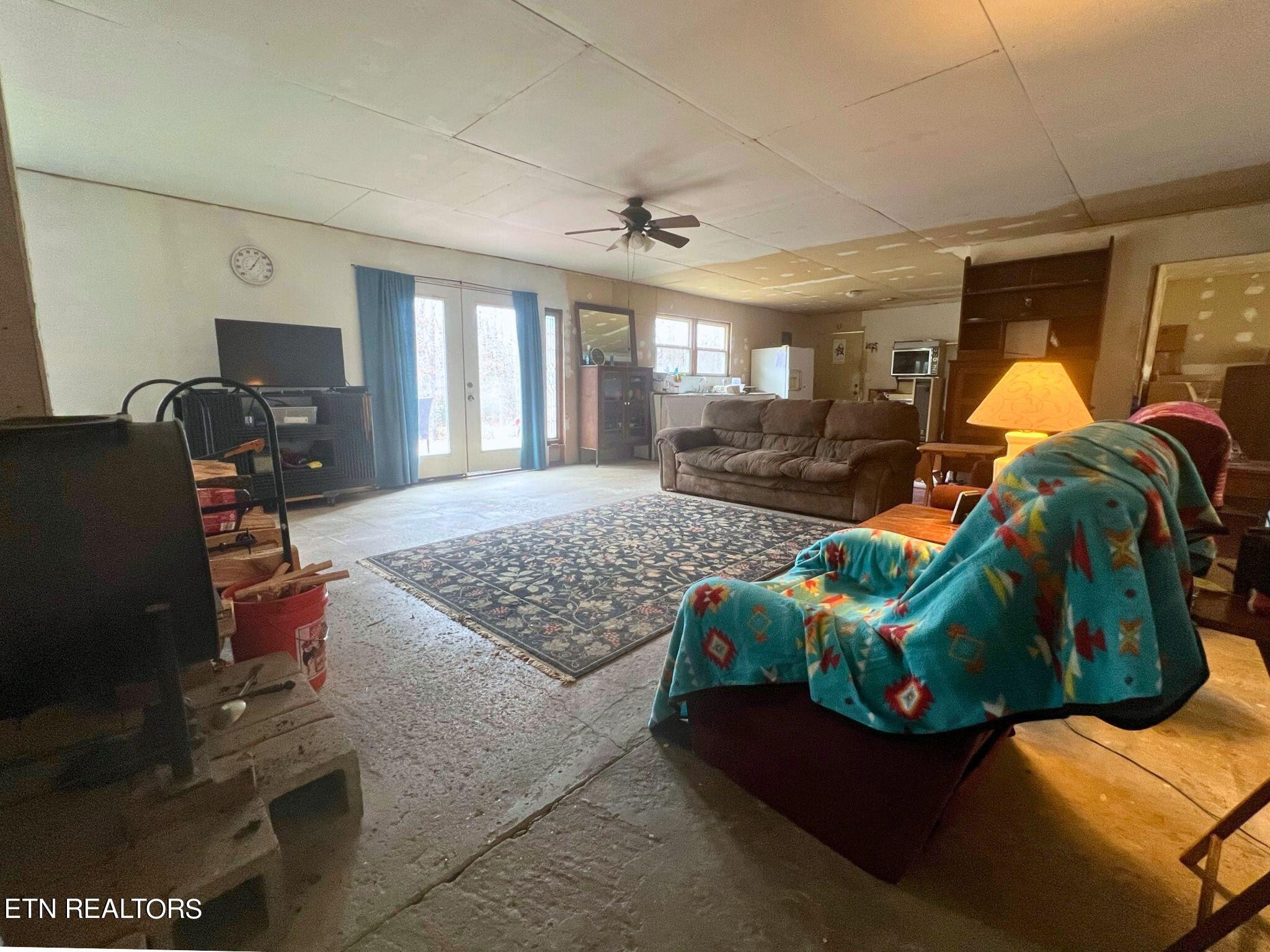 109 Nelson Road Lancing, TN 37770 - Photo 10 of 30 a living room with furniture rug and window