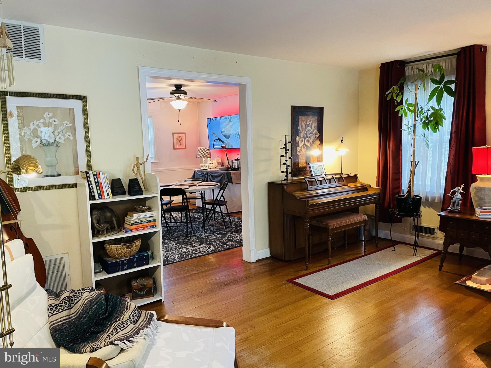 1650 Hartsdale Road Baltimore, MD 21239 - Photo 11 of 33 Livingroom