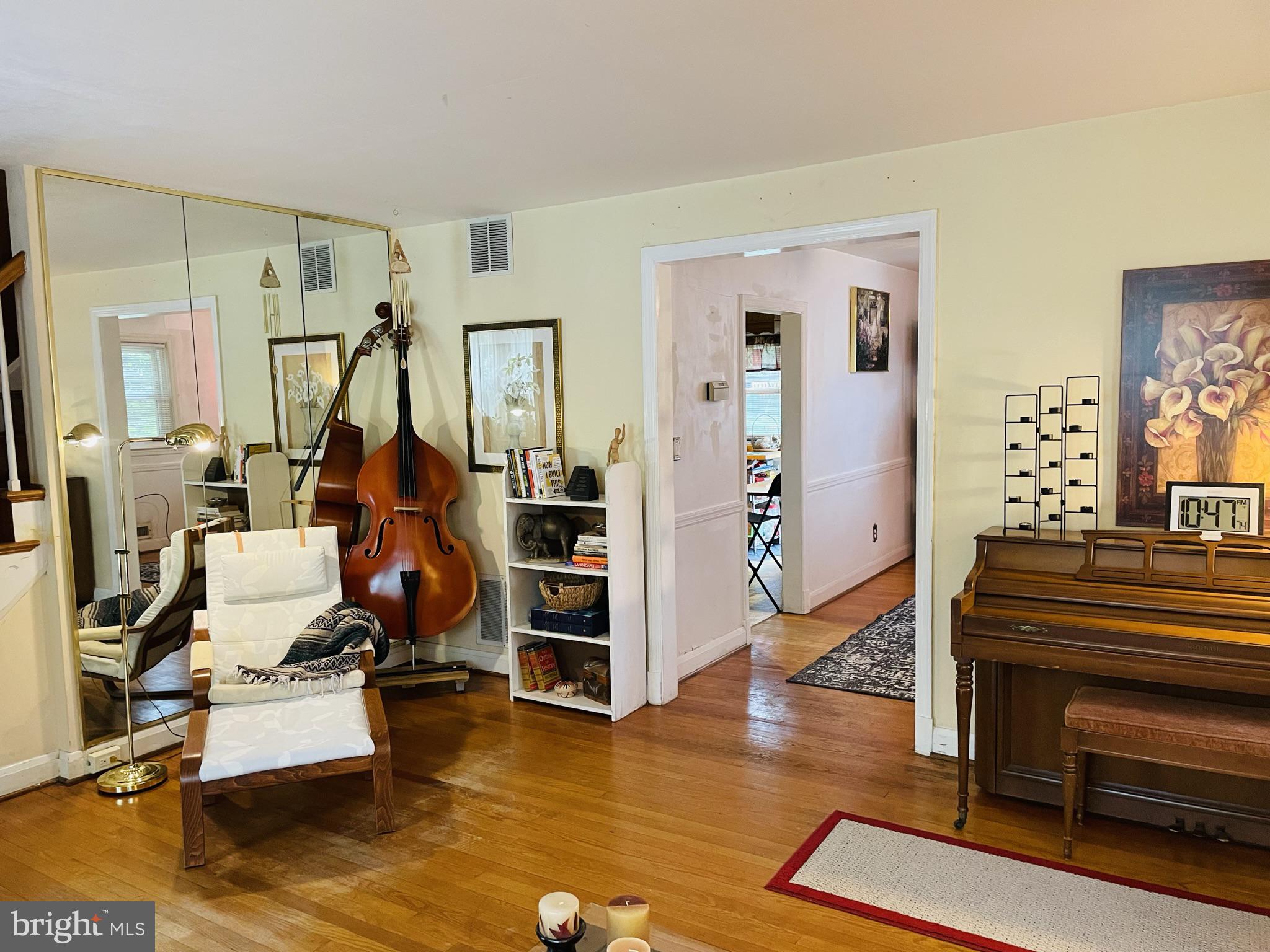 1650 Hartsdale Road Baltimore, MD 21239 - Photo 7 of 33 Livingroom