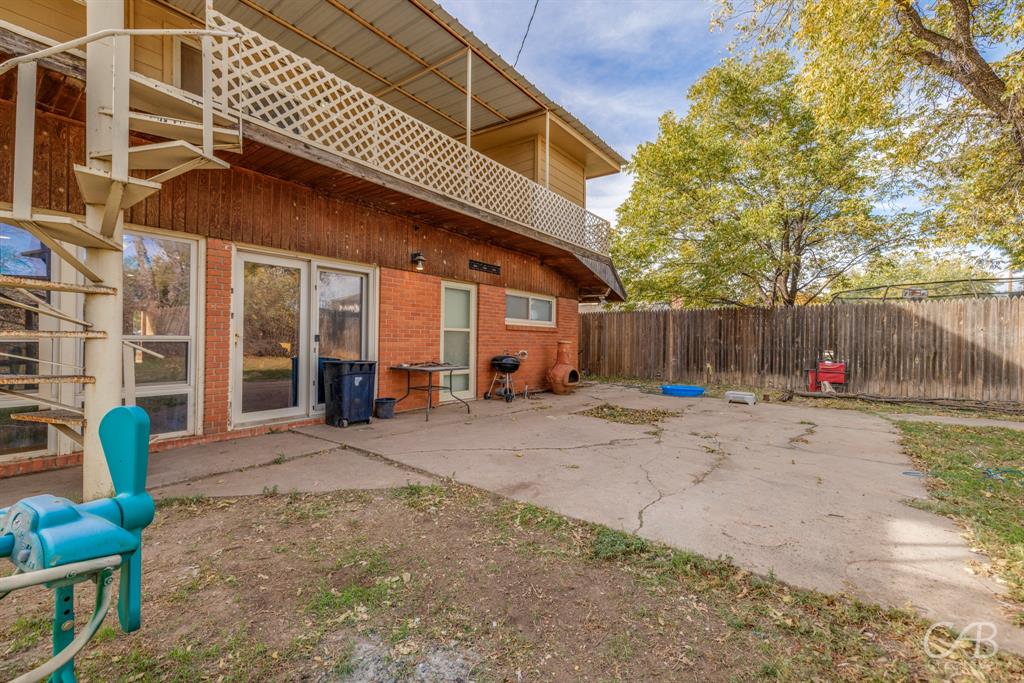 33 Northwest Ave A Hamlin, TX 79520 - Photo 35 of 37 a backyard of a house with seating space