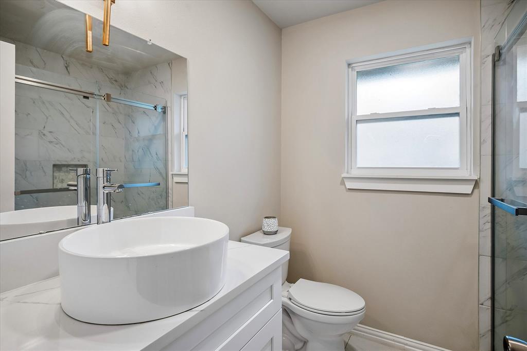 2001 Pebblebrook Trail Irving, TX 75060 - Photo 21 of 40 A full bath on the first level is located between the 2 secondary bedrooms.