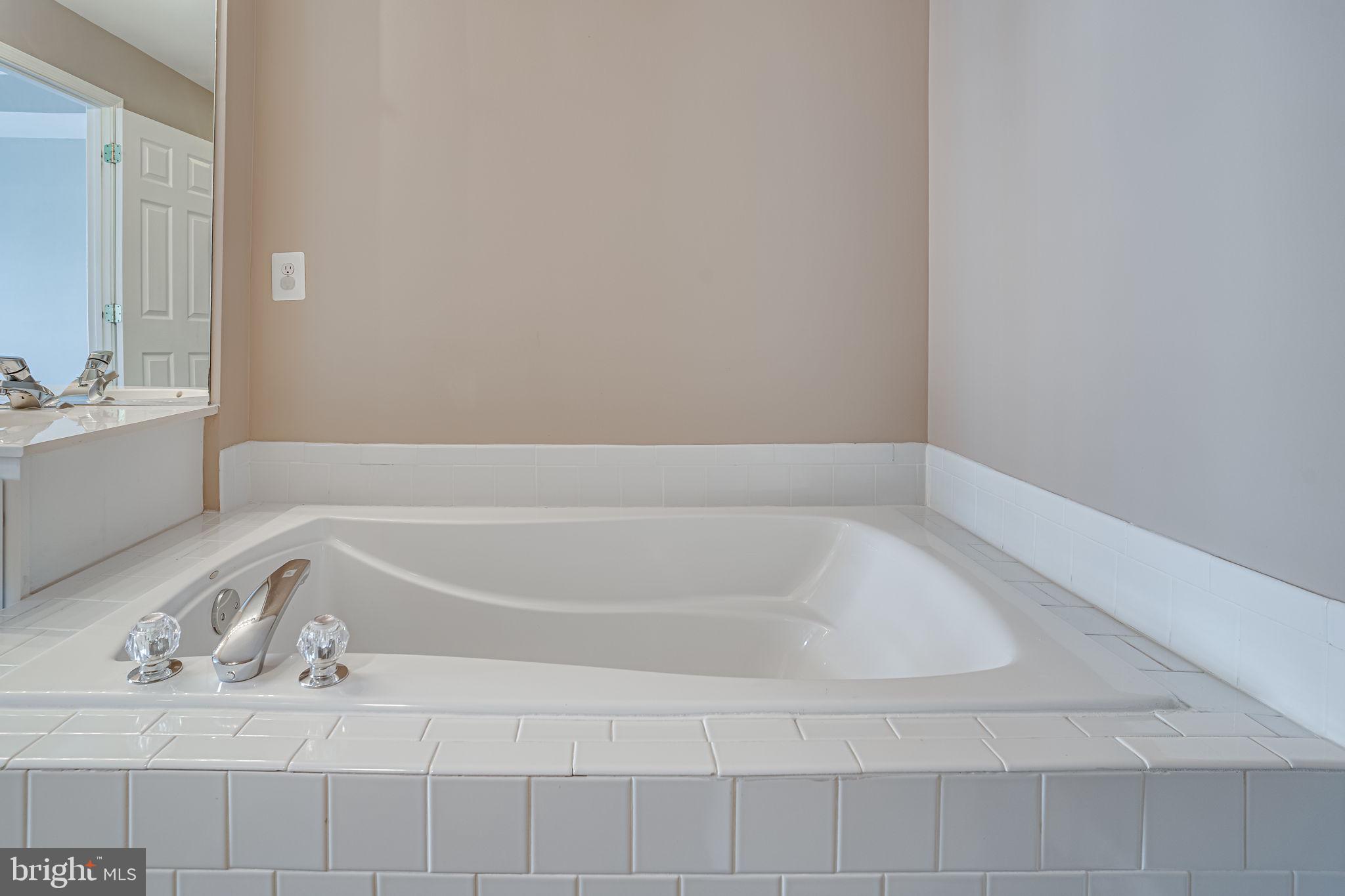6321 Eagle Ridge Lane, Unit B Alexandria, VA 22312 - Photo 32 of 39 a bathroom with a bathtub