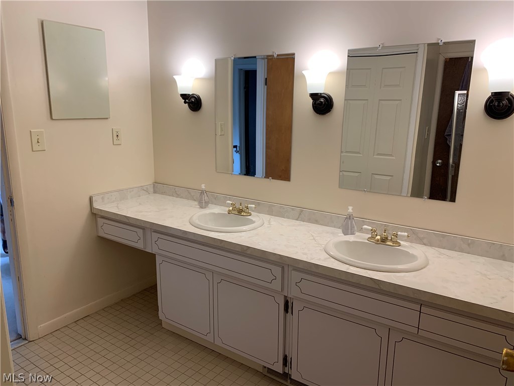 1284 Gordon Road Lyndhurst, OH 44124 - Photo 25 of 31