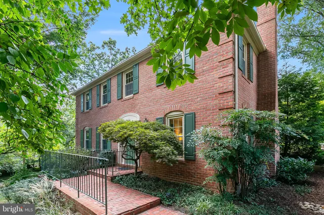 $1,050,000 | 4600 4th Road North, Arlington, VA 22203