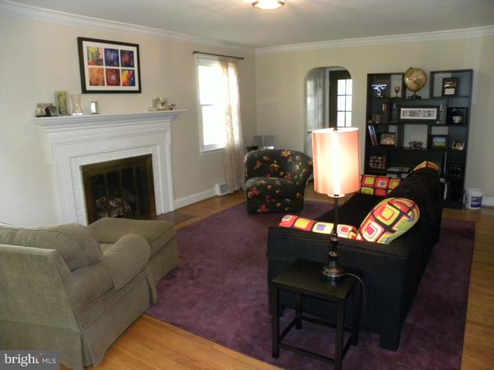 211 Woodcrest Road Media, PA 19063 - Photo 3 of 12 Living Room