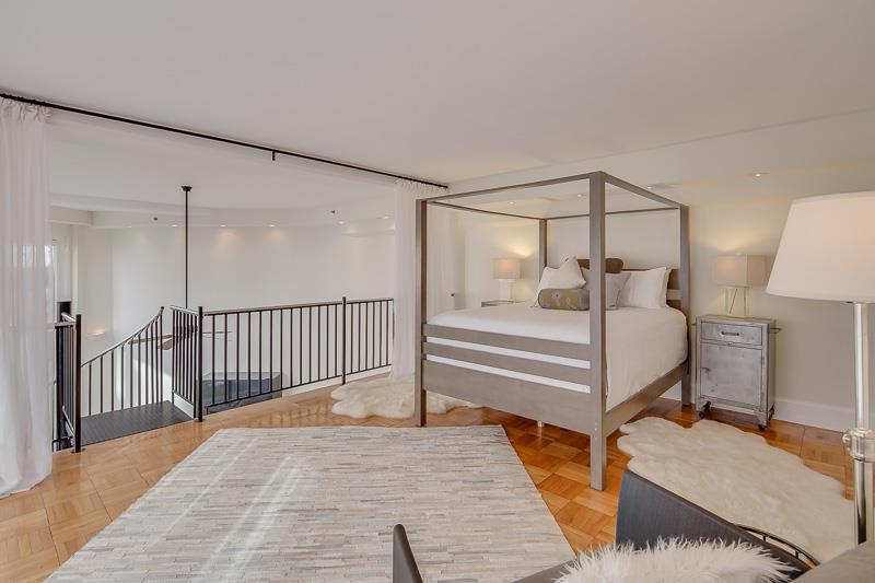 97 Monroe Avenue Memphis, TN 38103 - Photo 18 of 25 a bedroom with a bed and a table