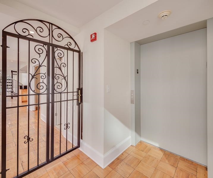 97 Monroe Avenue Memphis, TN 38103 - Photo 3 of 25 a view of entryway