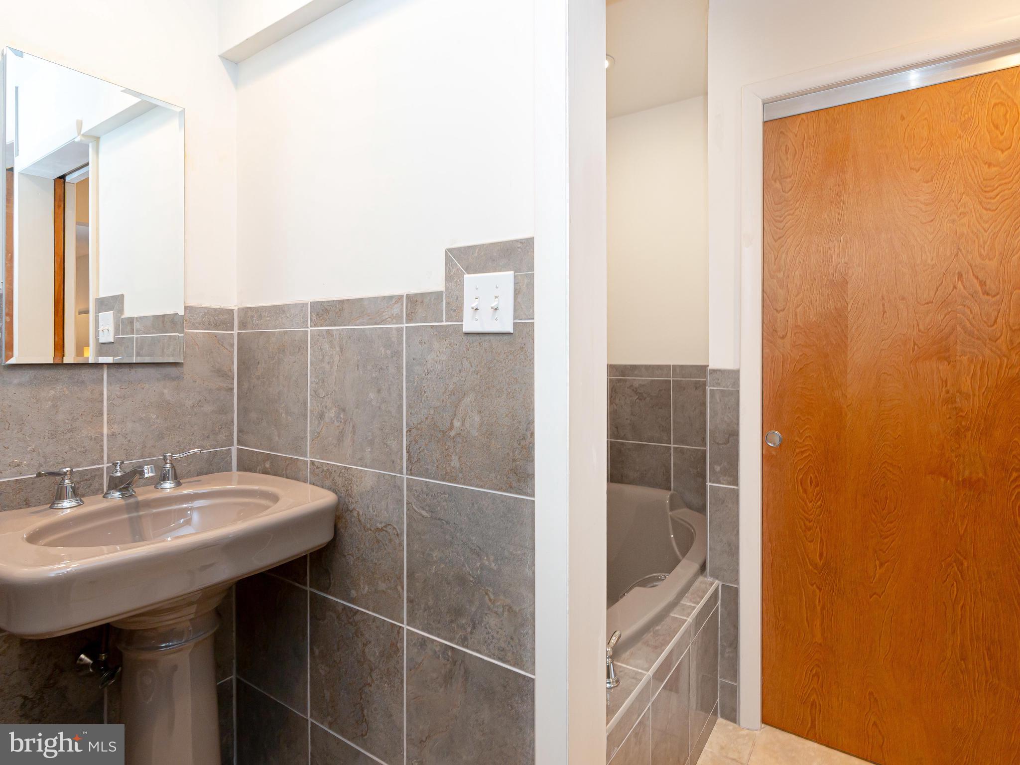 470 Ridge Lane Springfield, PA 19064 - Photo 27 of 36 Master Bath