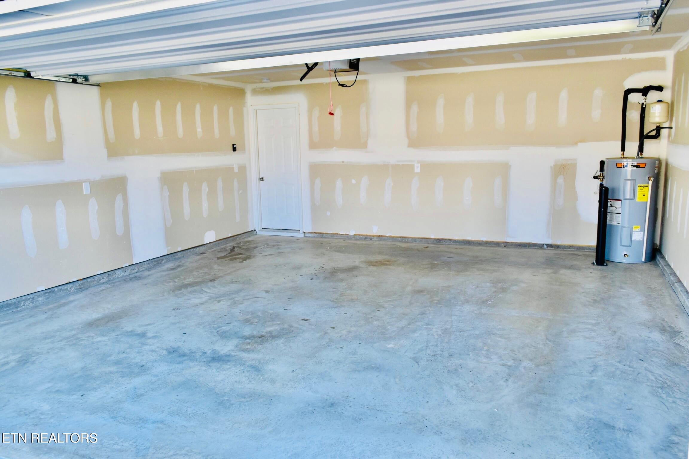 7513 Cottontail Street Corryton, TN 37721 - Photo 29 of 34 garage