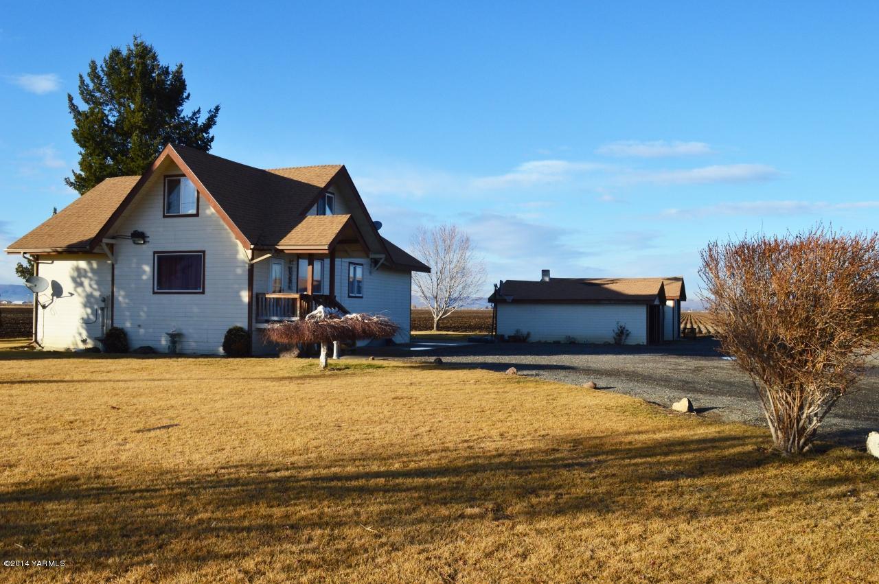a front view of house with yard