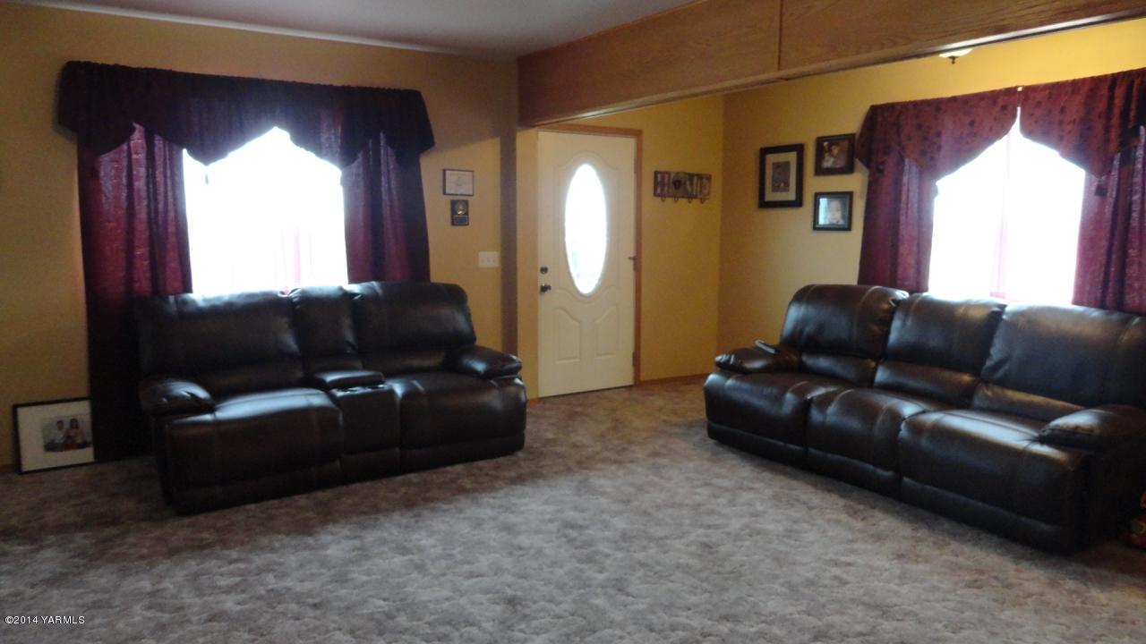 3551 McDonald Road Wapato, WA 98951 - Photo 2 of 10 a living room with furniture and a large window