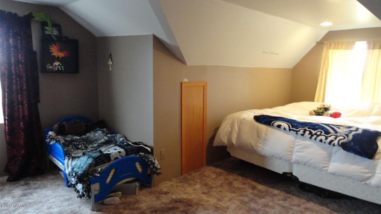 3551 McDonald Road Wapato, WA 98951 - Photo 5 of 10 a bedroom with a bed and a window