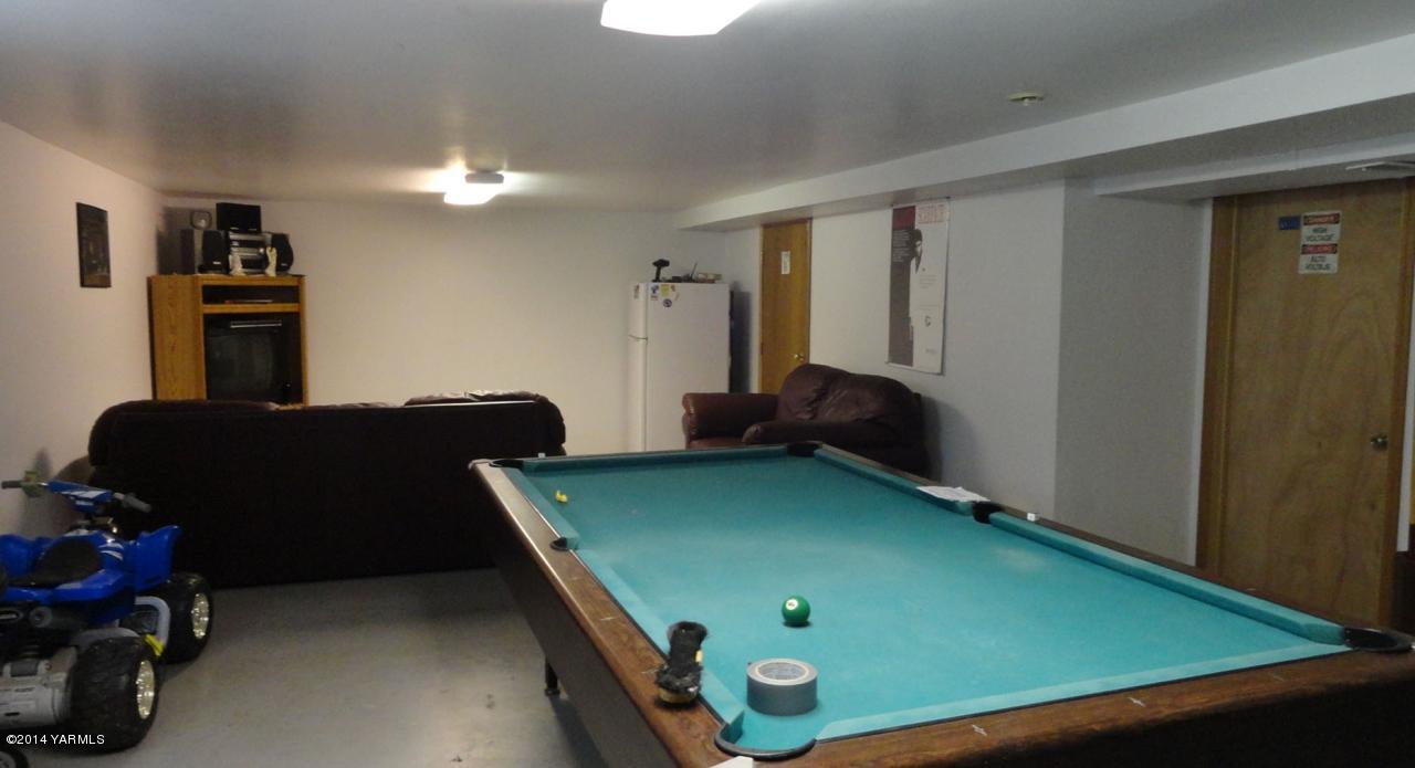 3551 McDonald Road Wapato, WA 98951 - Photo 8 of 10 a living room with pool table