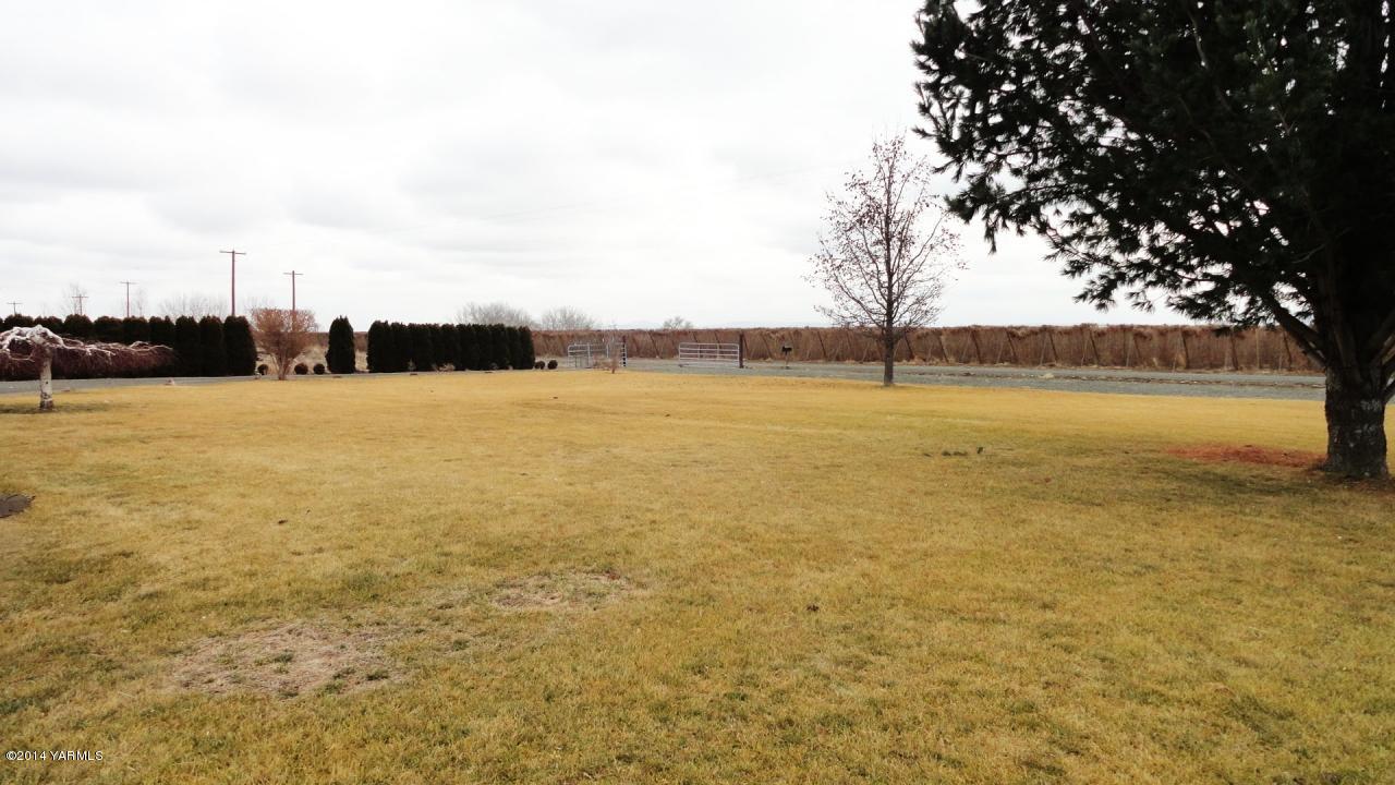3551 McDonald Road Wapato, WA 98951 - Photo 10 of 10 a view of an ocean and beach