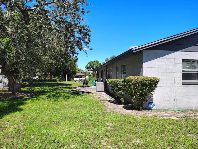 a view of a house with backyard and garden