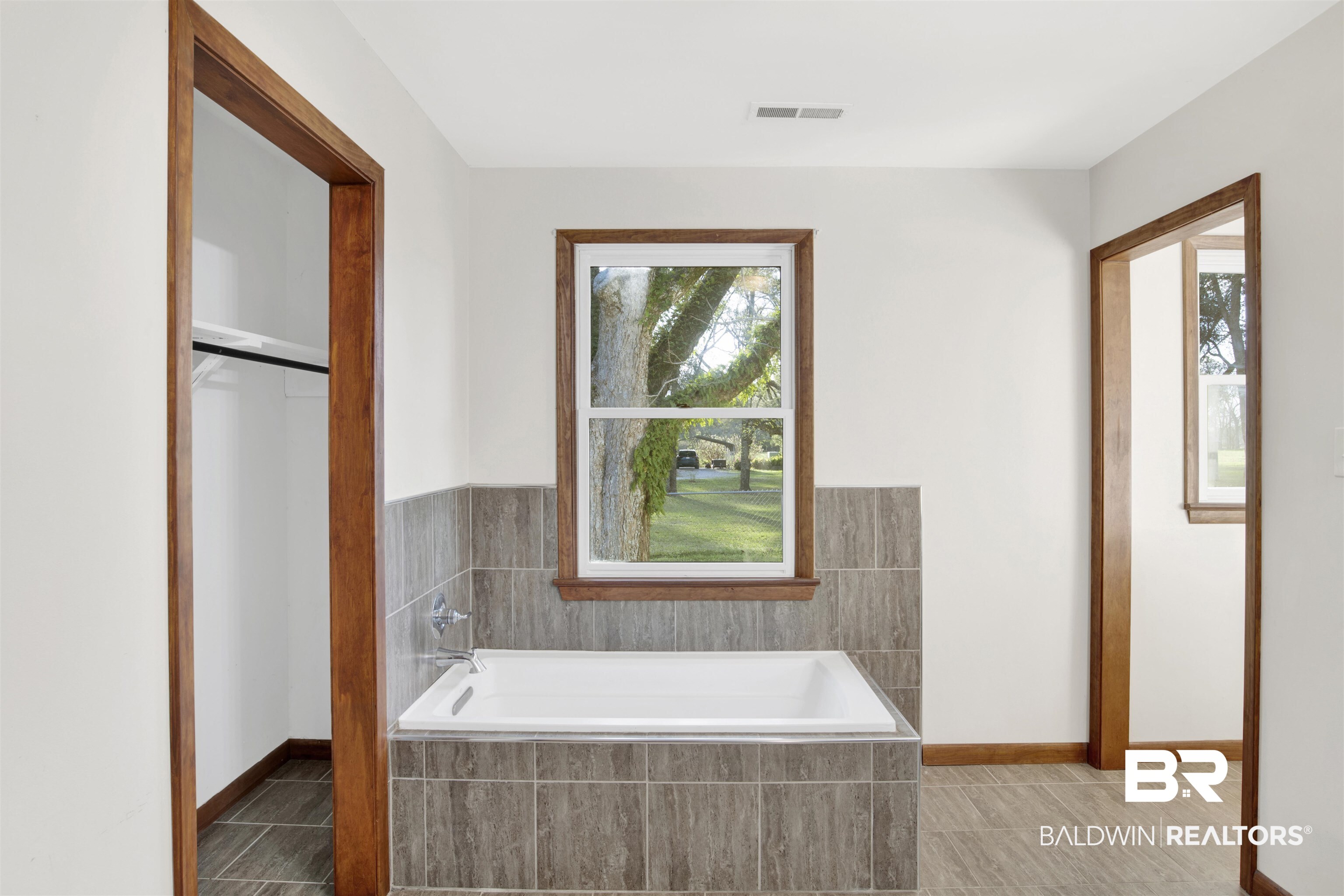 10435 LaLa Road Daphne, AL 36526 - Photo 18 of 24 Garden Tub