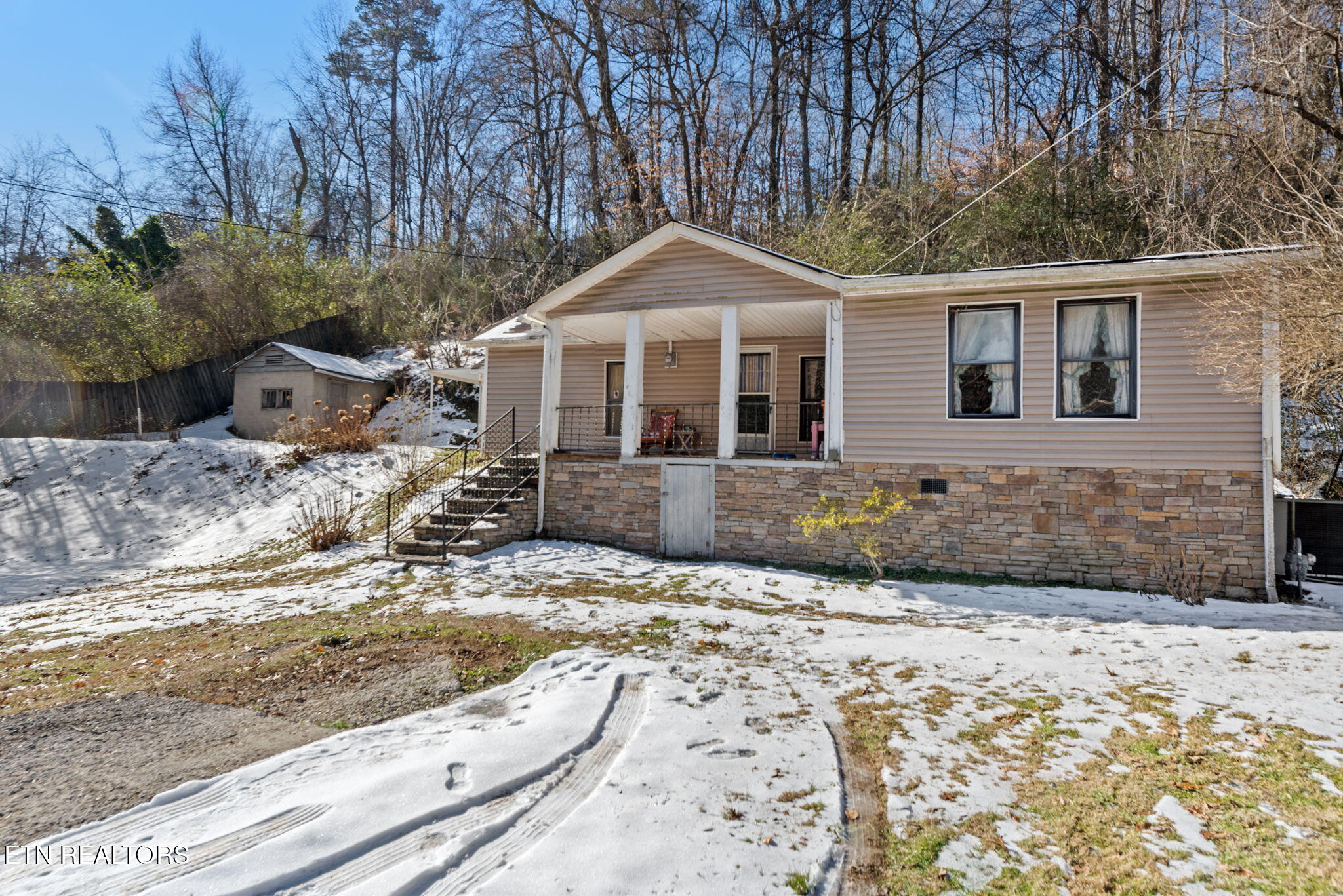 512 Spring Street Clinton, TN 37716 - Photo 2 of 20 2-web-or-mls-Sprng512 (6)