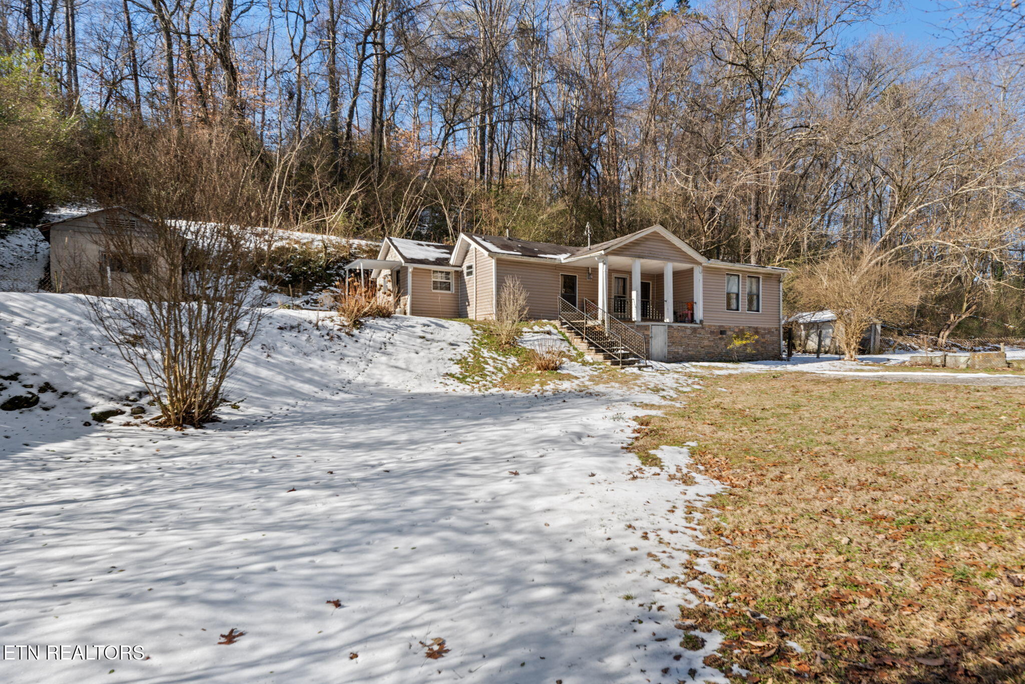 512 Spring Street Clinton, TN 37716 - Photo 3 of 20 3-web-or-mls-Sprng512 (9)