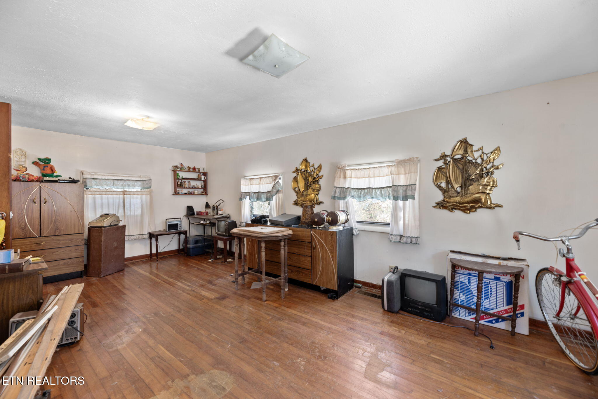 512 Spring Street Clinton, TN 37716 - Photo 10 of 20 10-web-or-mls-Sprng512 (27) (2)